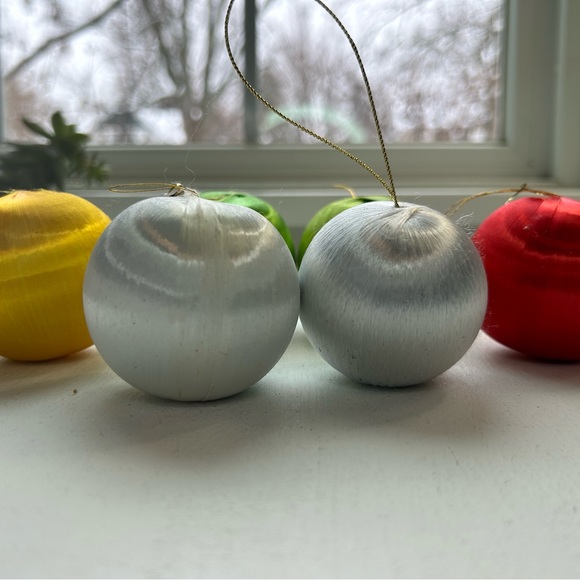 Vintage silk satin thread bauble Christmas ornaments red gold green lot of 6 - Picture 4 of 4